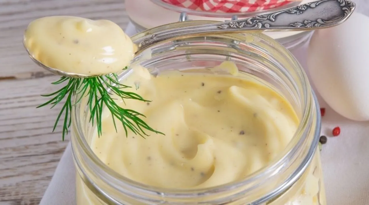 Domowy majonez dietetyczny w słoiku, na łyżce gałązka koperku. Prosty przepis jak zrobić majonez domowy dietetyczny.