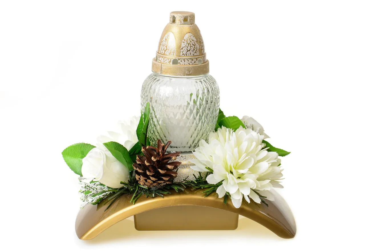 świeży gr&oacute;b z zniczem