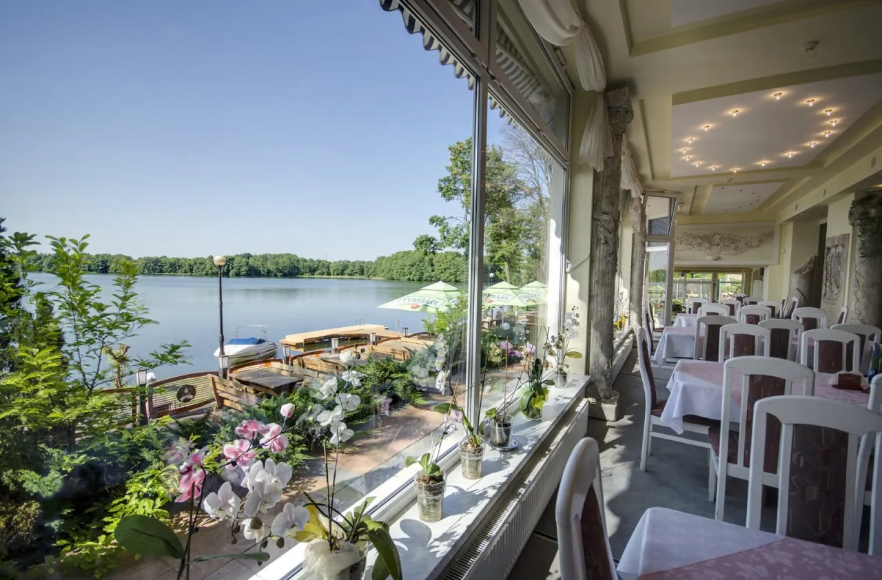 Restauracje Mrągowo widok na jezioro Czos