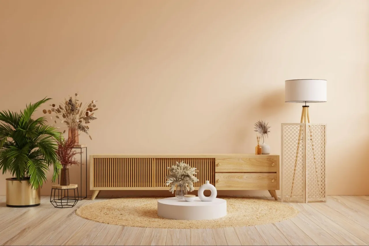 Beżowa kanapa z zieloną ścianą w tle