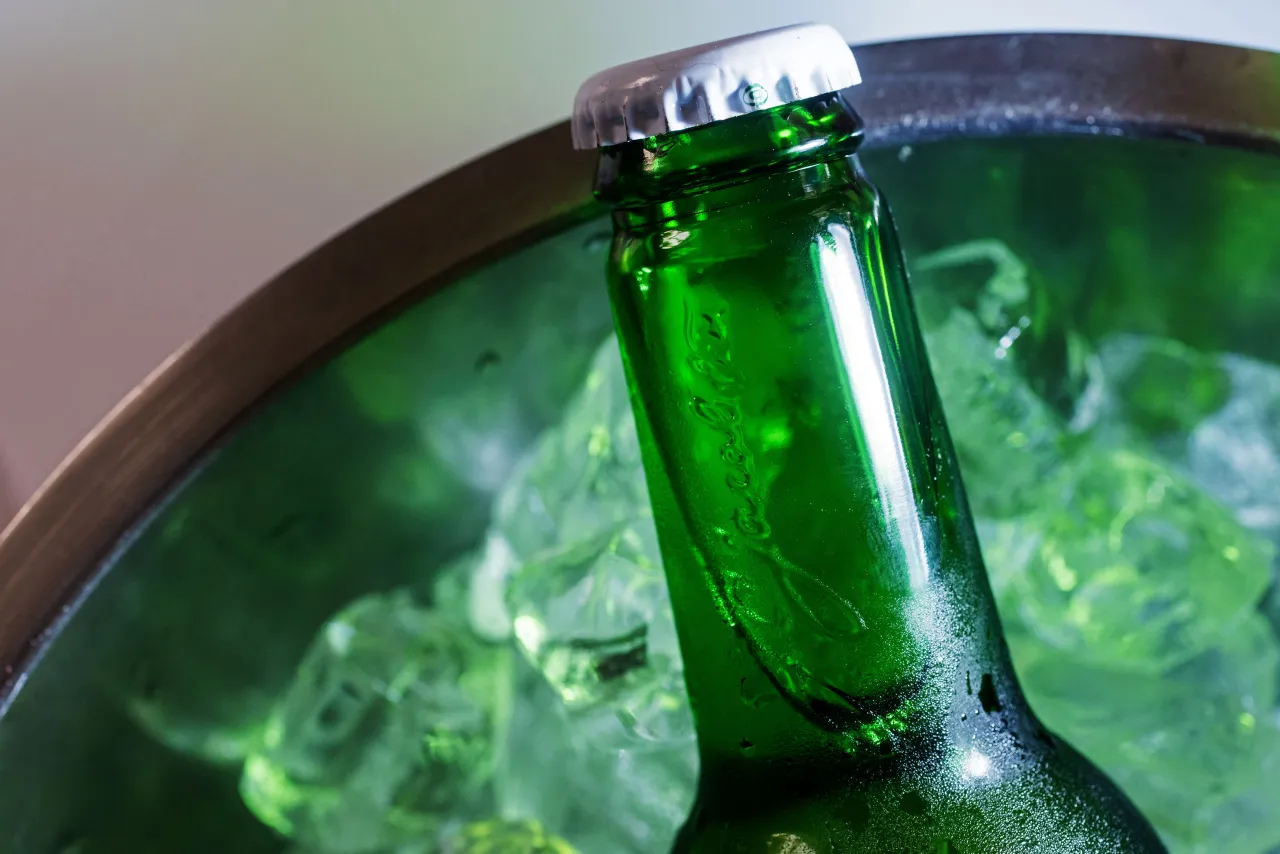 Optymalny czas chłodzenia piwa w zamrażarce puszka butelka