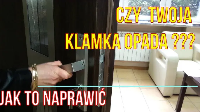 opadająca klamka w drzwiach