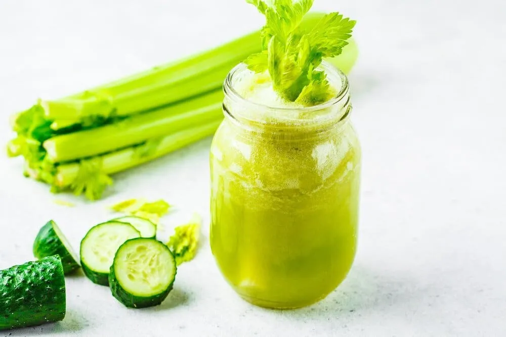 świeży sok z selera naciowego w szklance