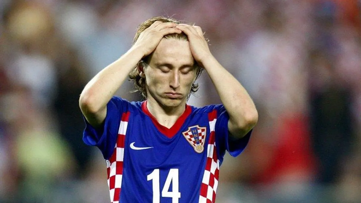 Piłkarz medytujący lub skupiony przed meczem