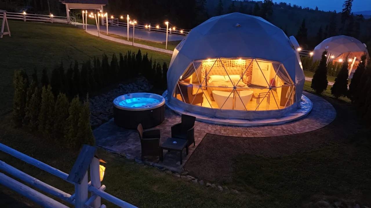 różne typy alternatywnych noclegów: agroturystyka, hostel, glamping