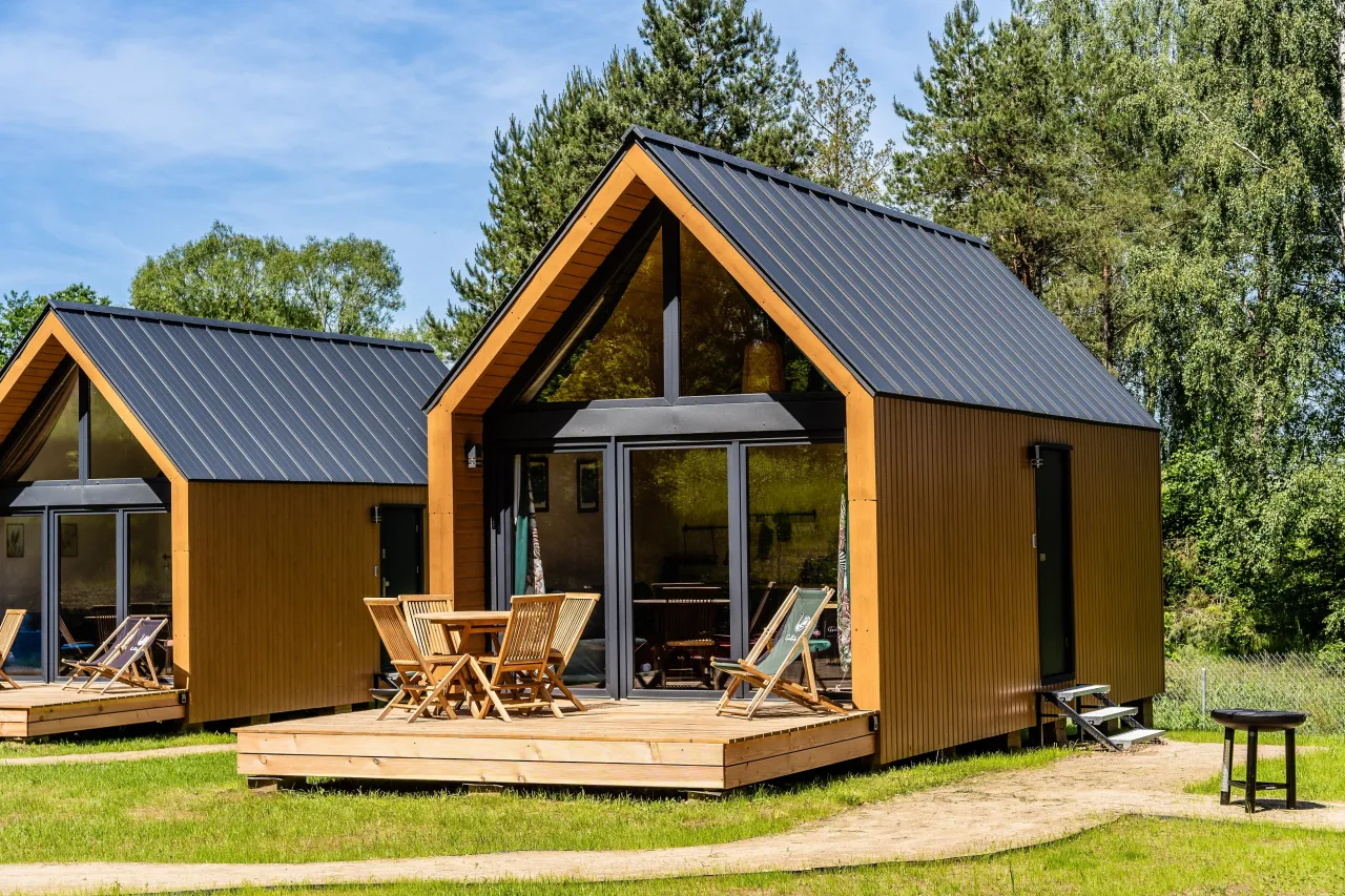 Domki letniskowe nad jeziorem Narie różne typy