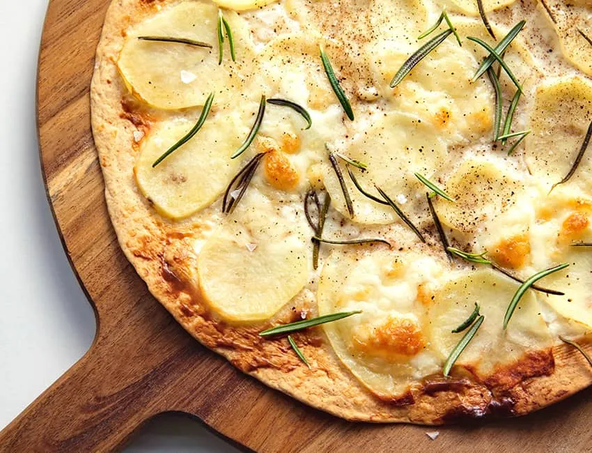 Pizza bianca z ziemniakami i rozmarynem