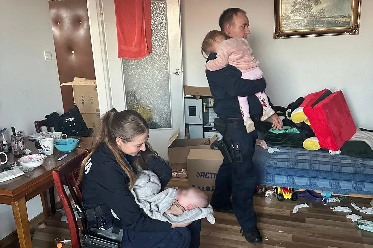 Rodzic dzwoniący pod numer alarmowy z dzieckiem na rękach