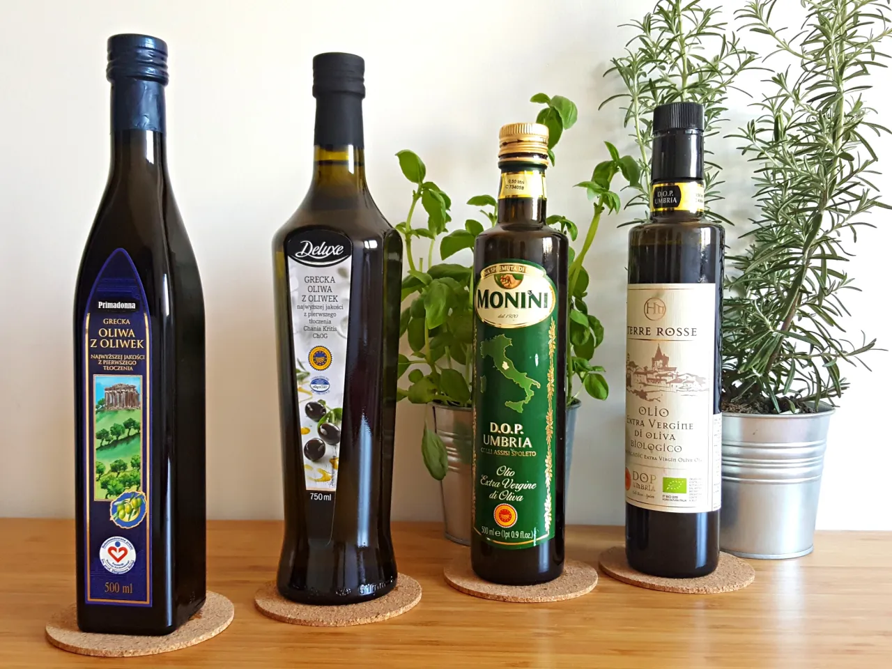 Różne rodzaje oliwy z oliwek do smażenia i sałatek
