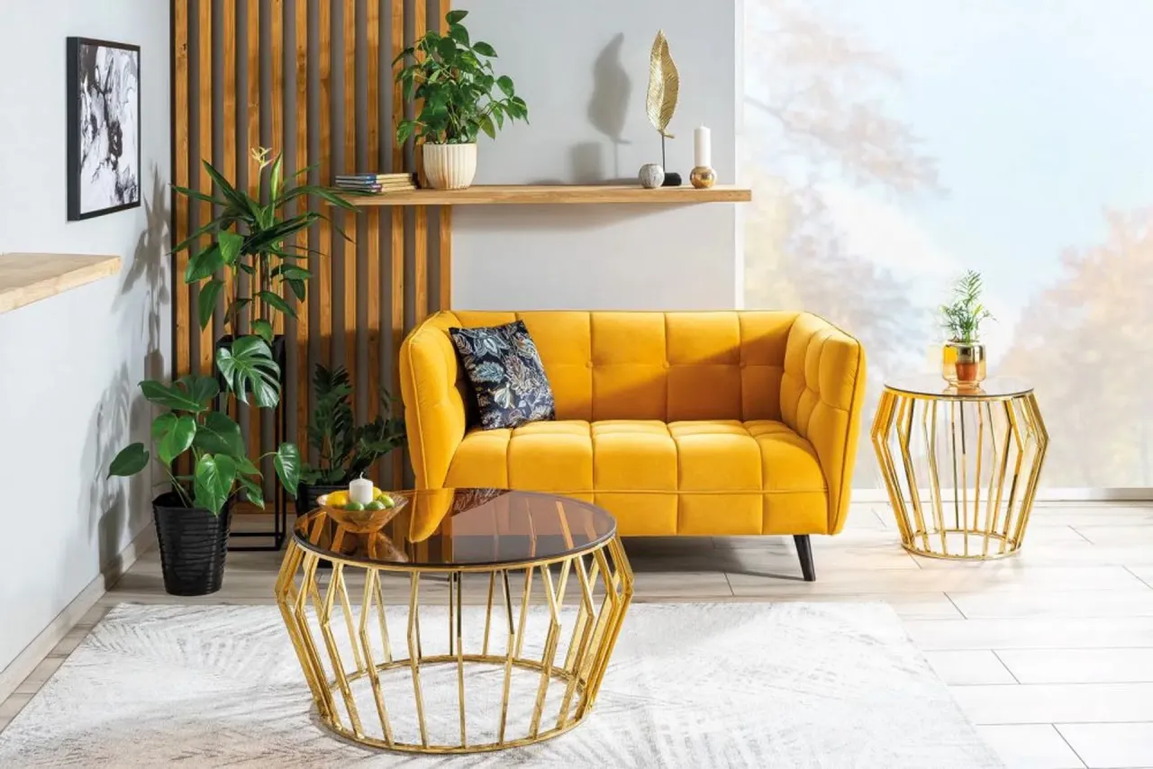 inspiracje ściana nad kanapą lamele makramy p&oacute;łki z roślinami