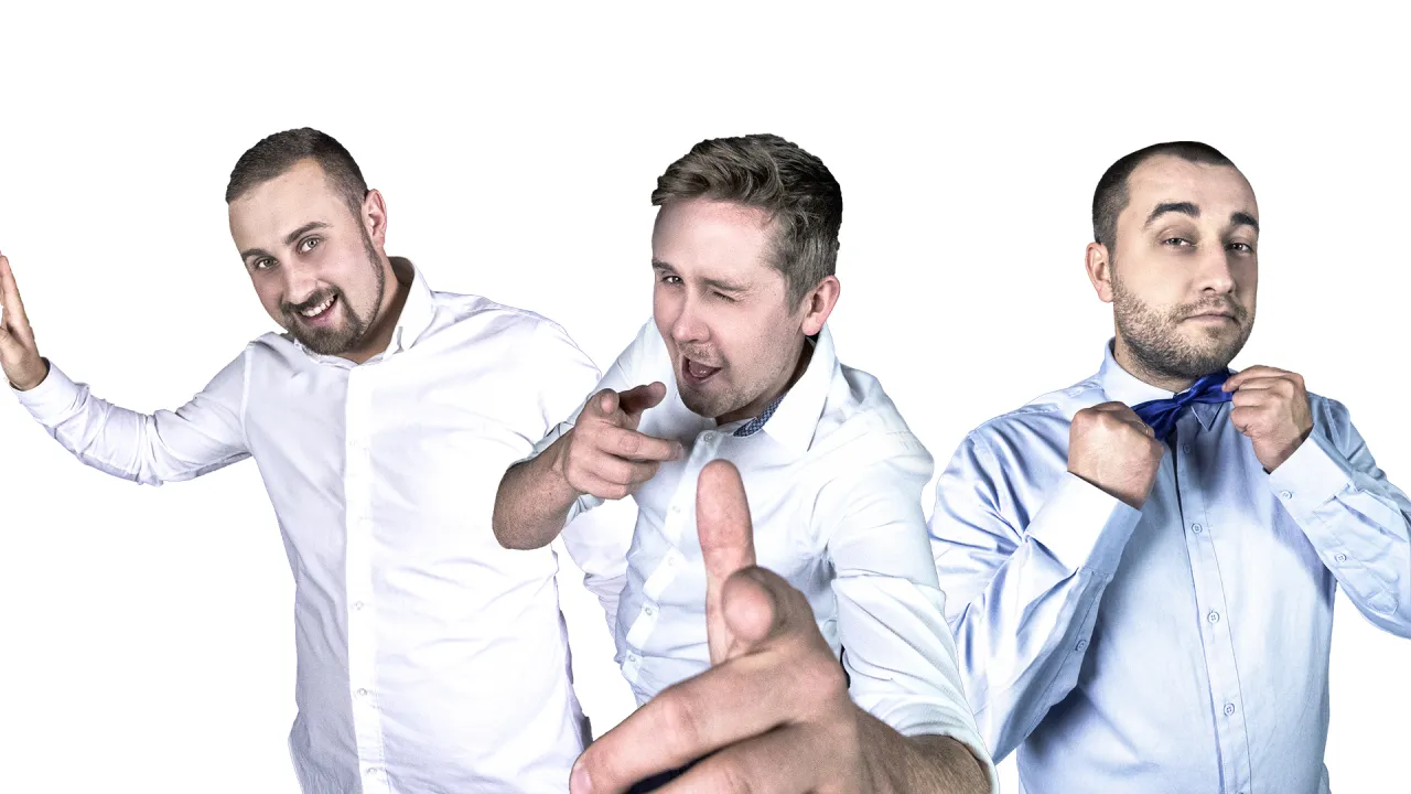 Trzech pan&oacute;w w białych koszulach, jakby z kabaretu Czwarta Fala, pozuje do zdjęć. Jeden macha, drugi wskazuje palcem, trzeci poprawia muszkę.