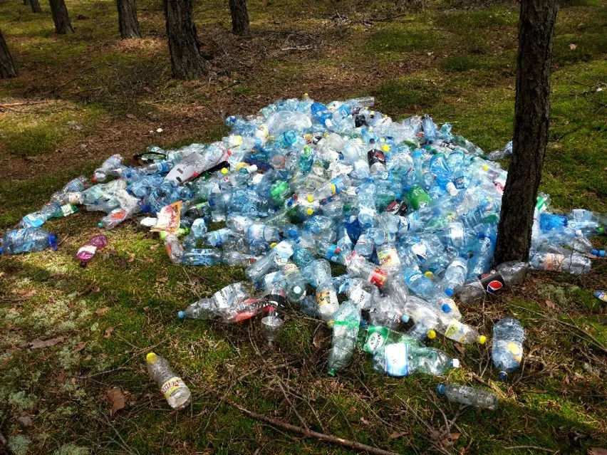 góry plastikowych butelek na wysypisku