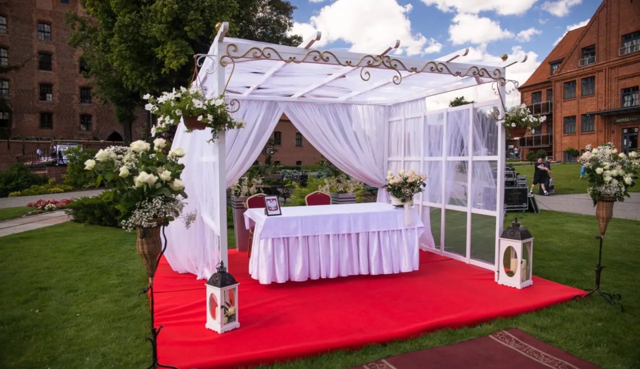 Ślub cywilny Zamek Gniew dziedziniec