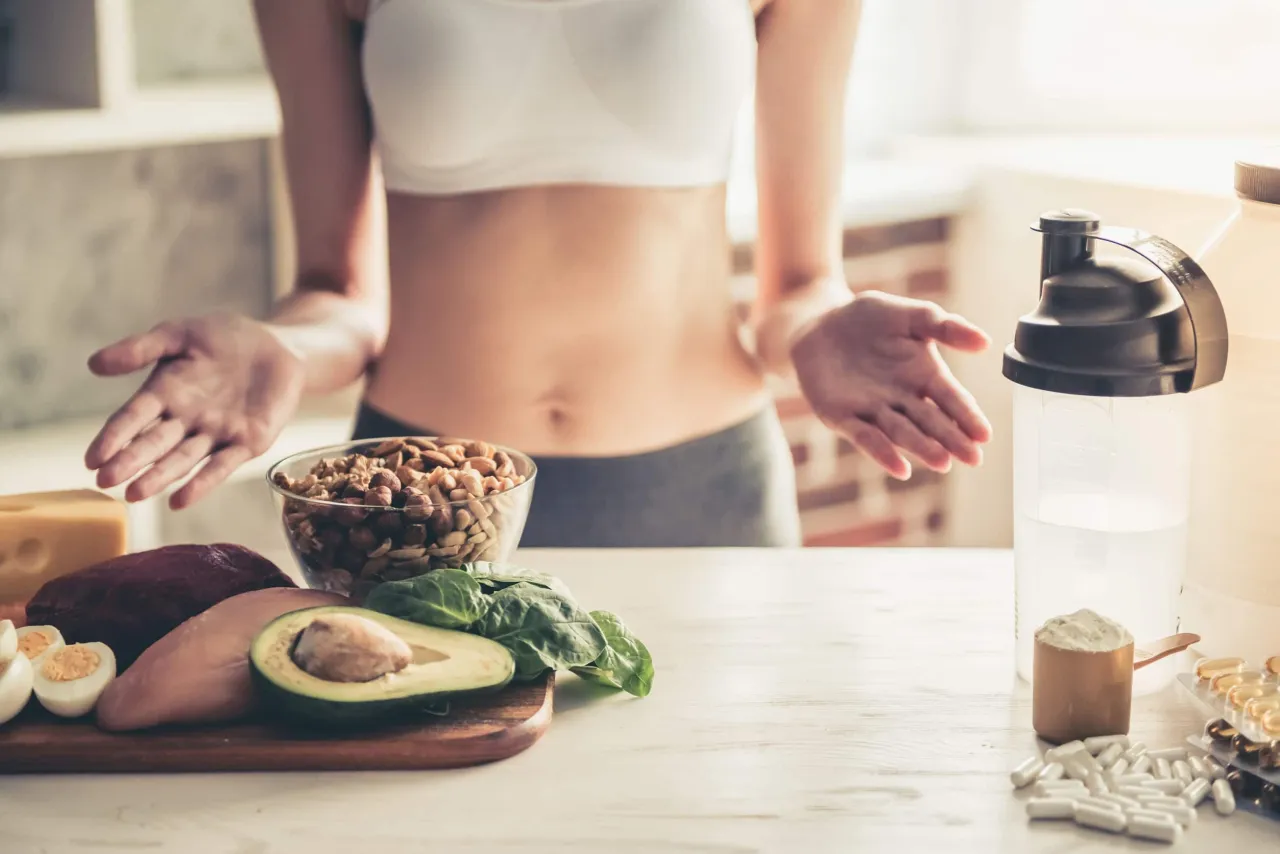 posiłek przedtreningowy i suplement obok