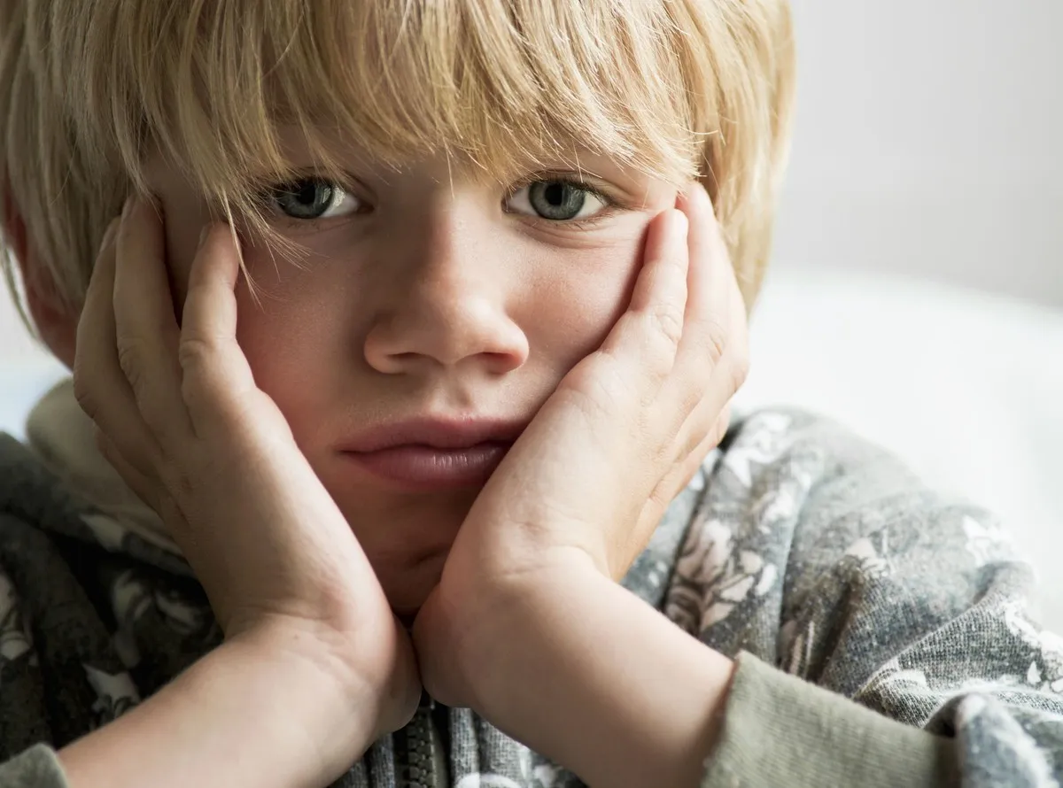 dziecko smutne ukryte