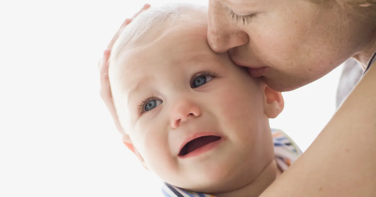 dziecko z zimnym okładem na policzku