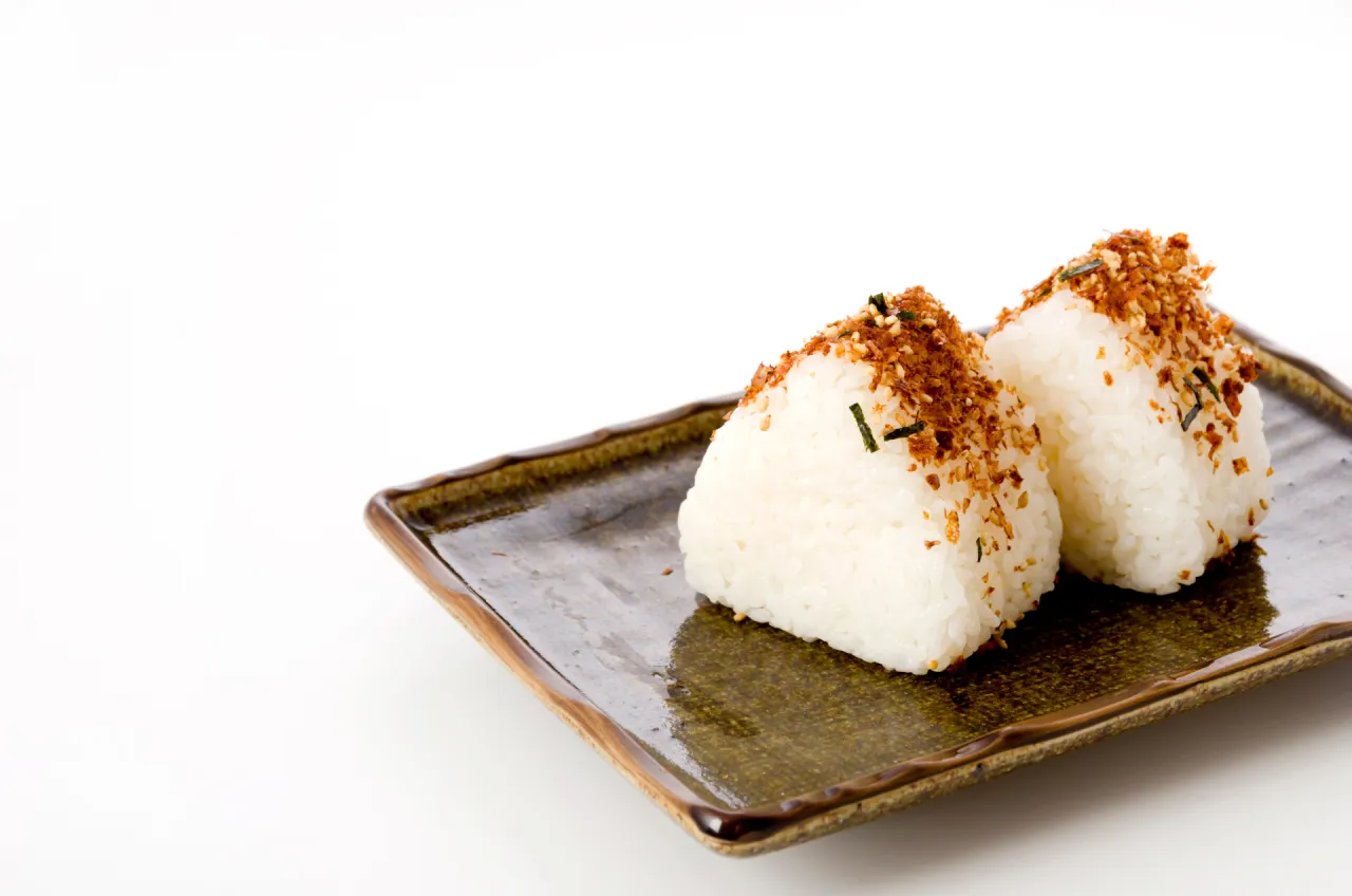 r&oacute;żnorodne przyprawy do ryżu, miseczki z przyprawami