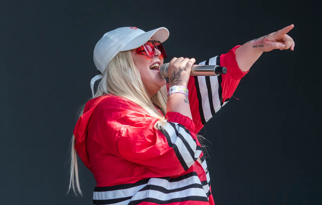 Tones and I busking Byron Bay