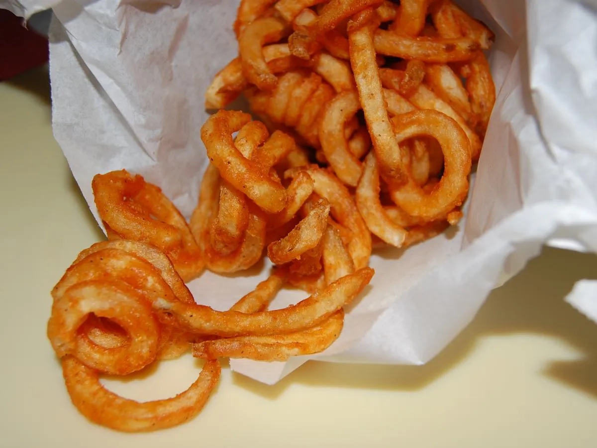 Chrupiące, zakręcone frytki w papierowym opakowaniu. Gdzie kupić takie pyszności?