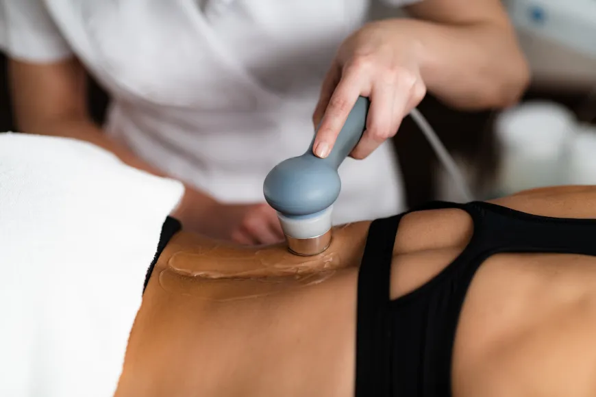 fizjoterapeuta wykonujący zabieg ultradźwiękami