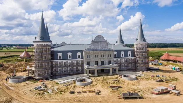 Hotel Cztery Wieże Katarzynin budowa architektura