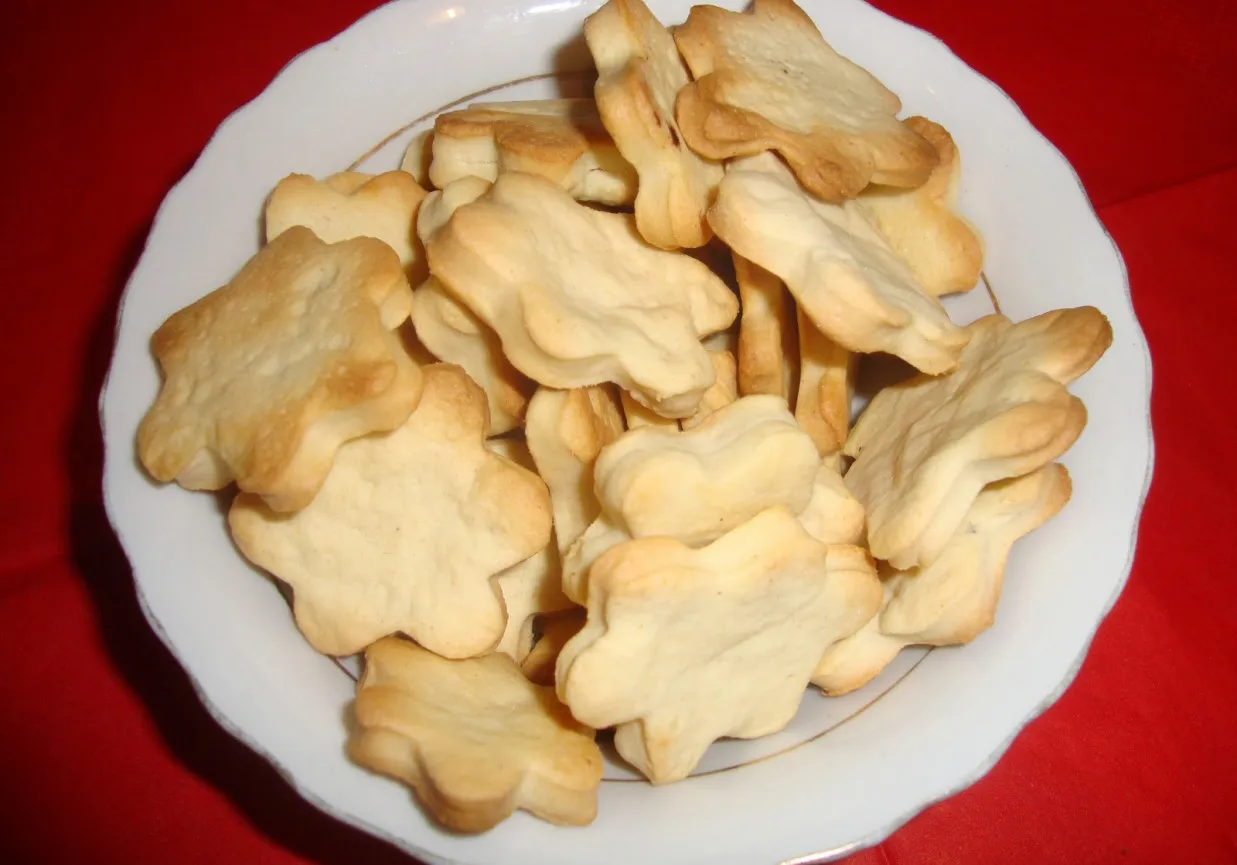 radosna osoba piekąca ciastka bez jajek i mleka