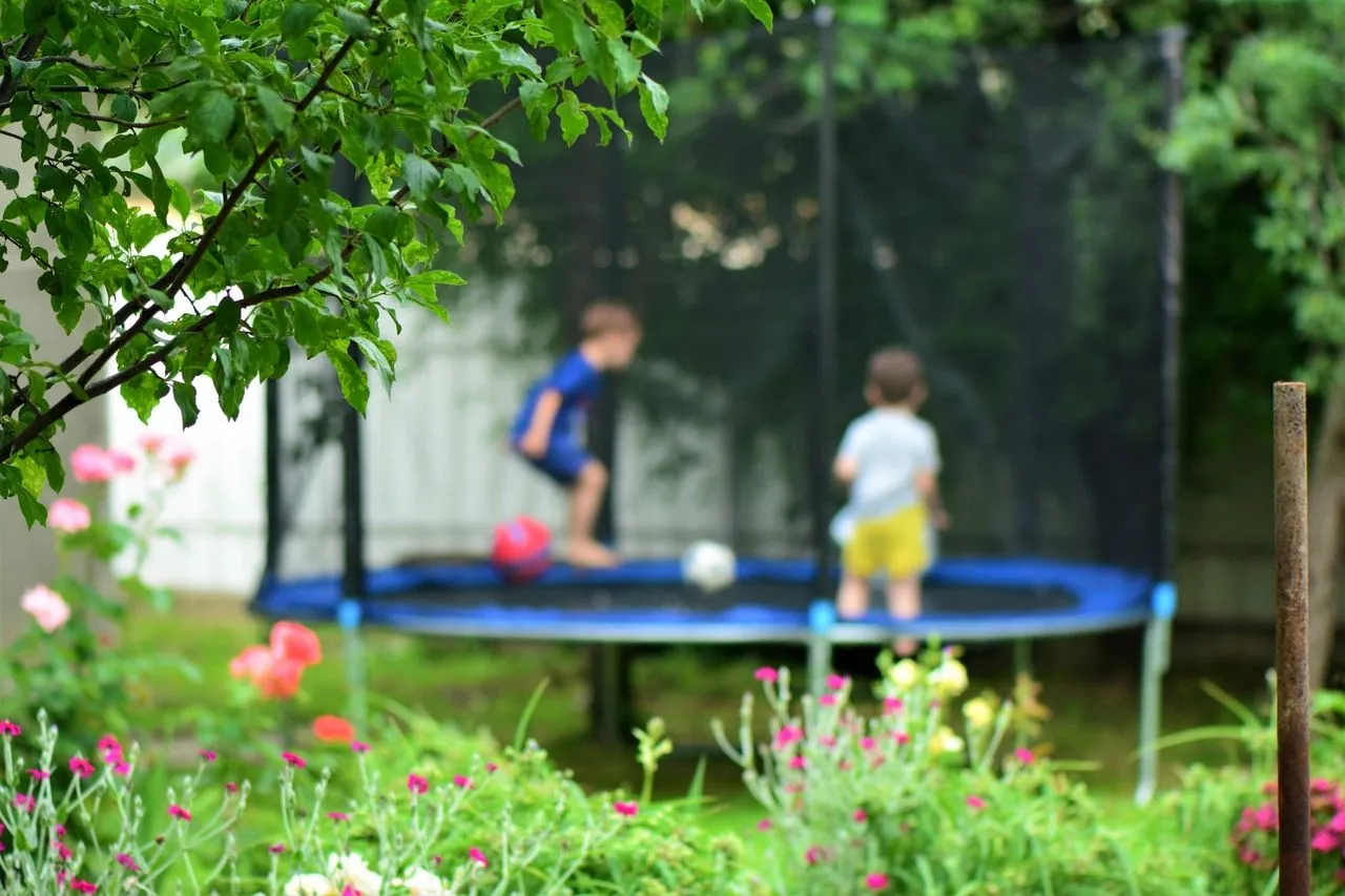 Różne typy kotew do trampoliny