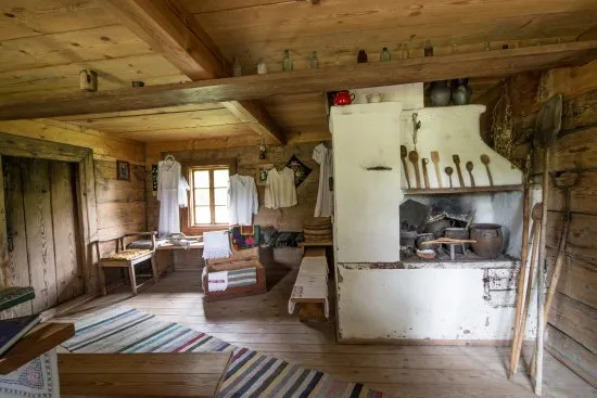 Wnętrze chaty w skansenie Białowieża ruczniki ikony