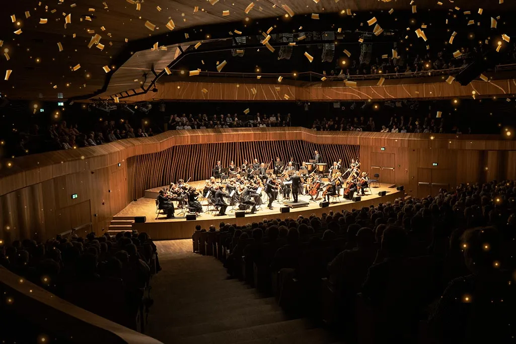 Elegancka sala koncertowa polskiej filharmonii podczas gali wiedeńskiej
