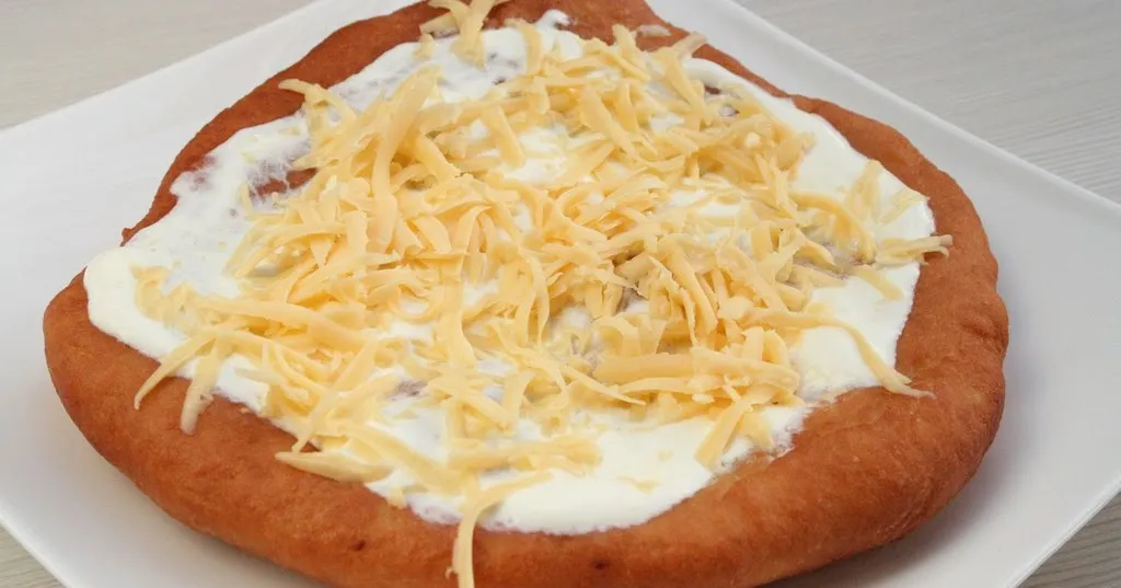 Langosz z serem i śmietaną