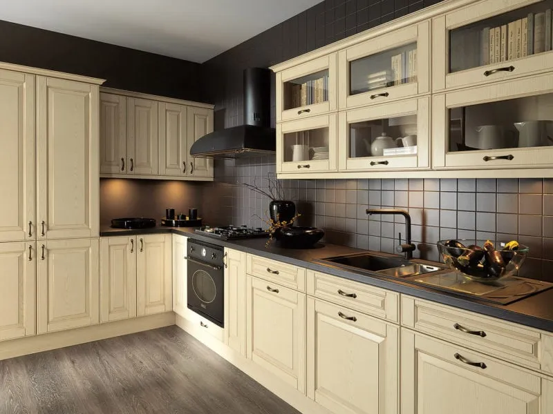 Beżowa kuchnia z czarnym blatem aranżacje