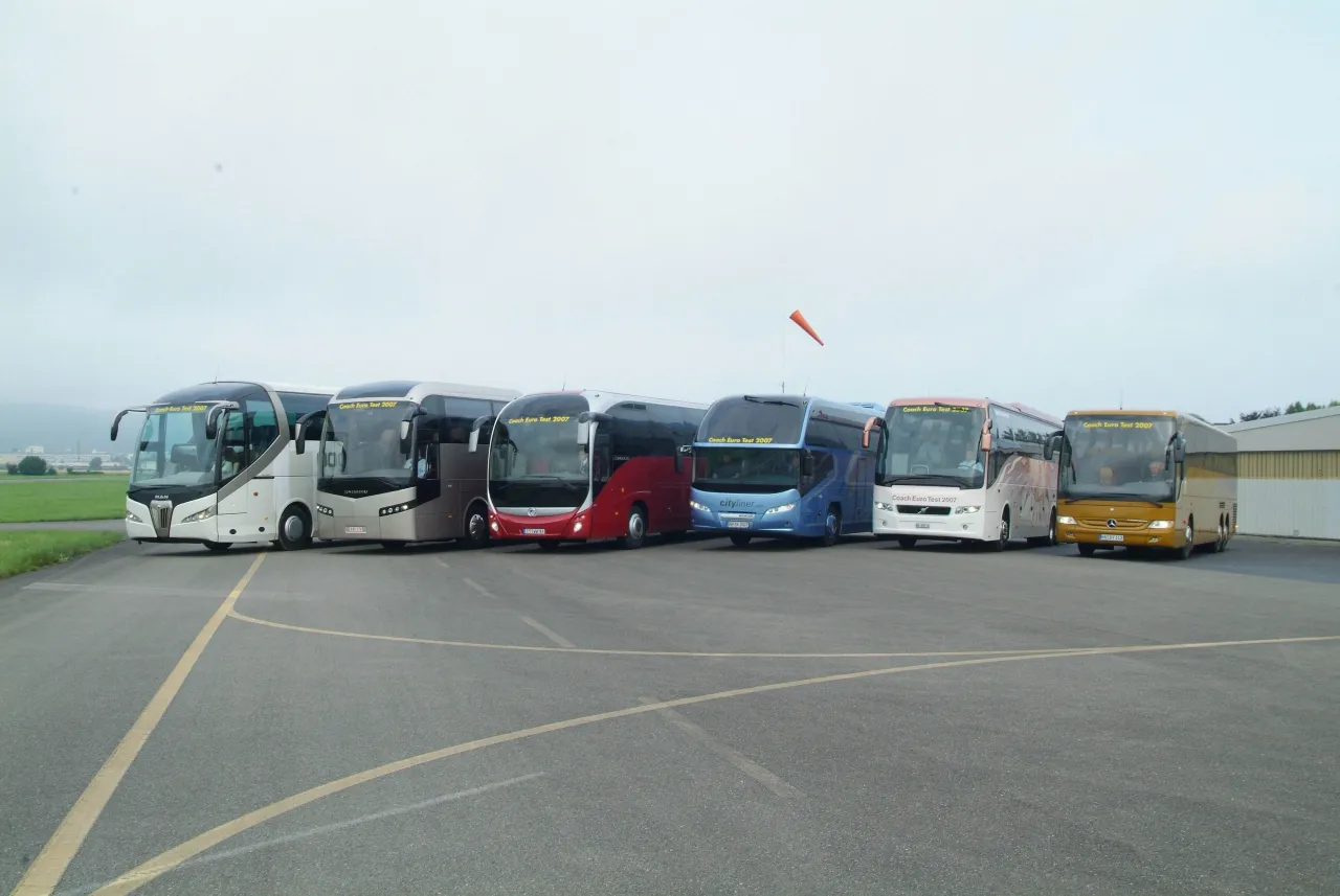 porównanie autobus miejski autokar turystyczny