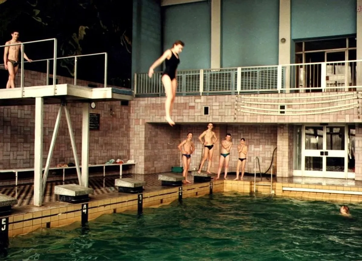 Rydułtowskie Centrum Kultury Feniks dawny basen i obecny budynek