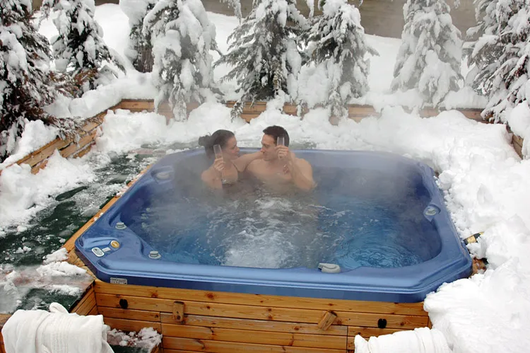 jacuzzi w ogrodzie zimą