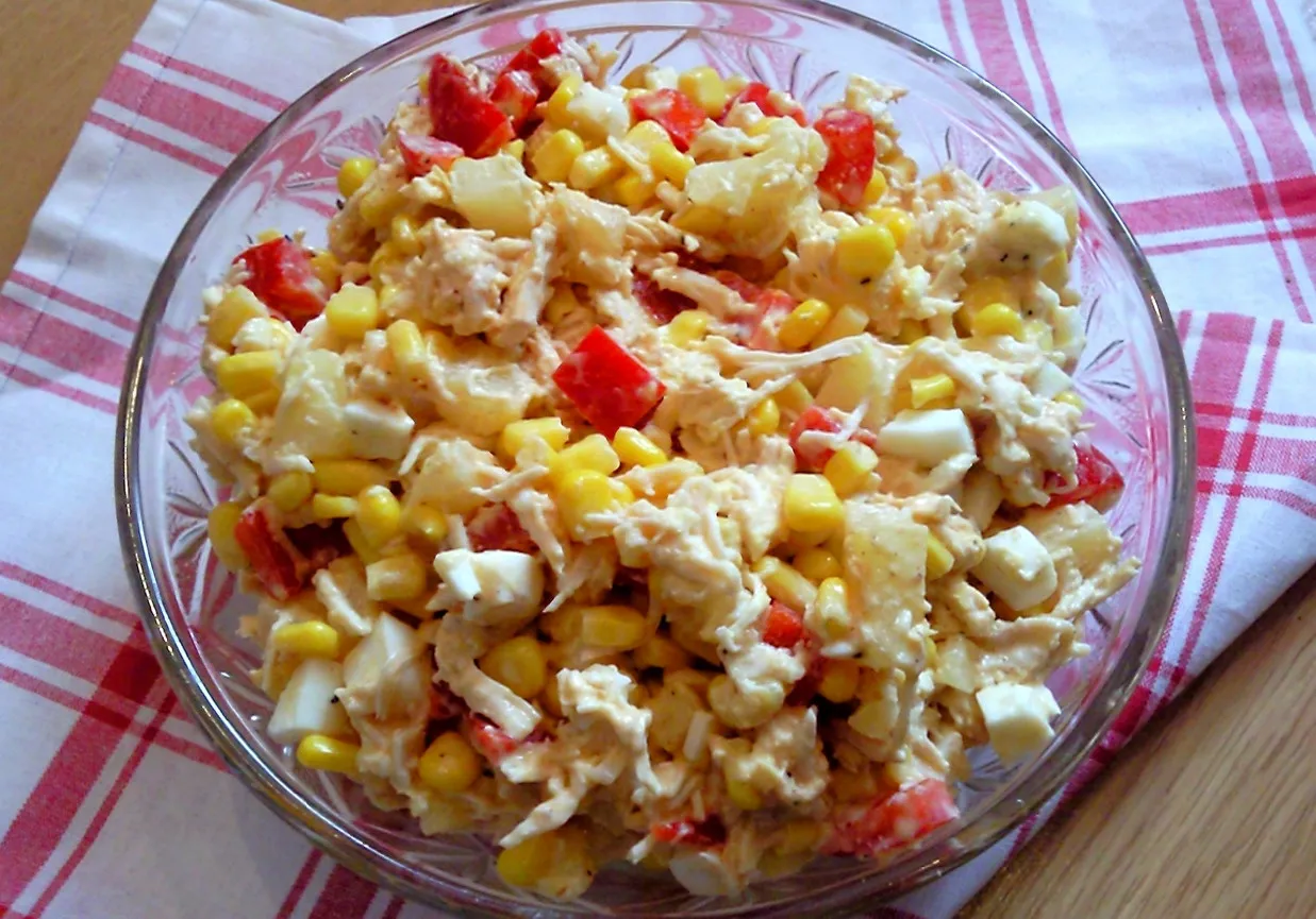 Sałatka z kurczakiem i ananasem