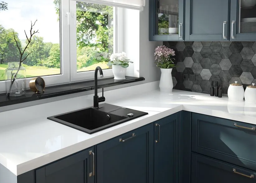 kuchnia biały blat czarny zlew