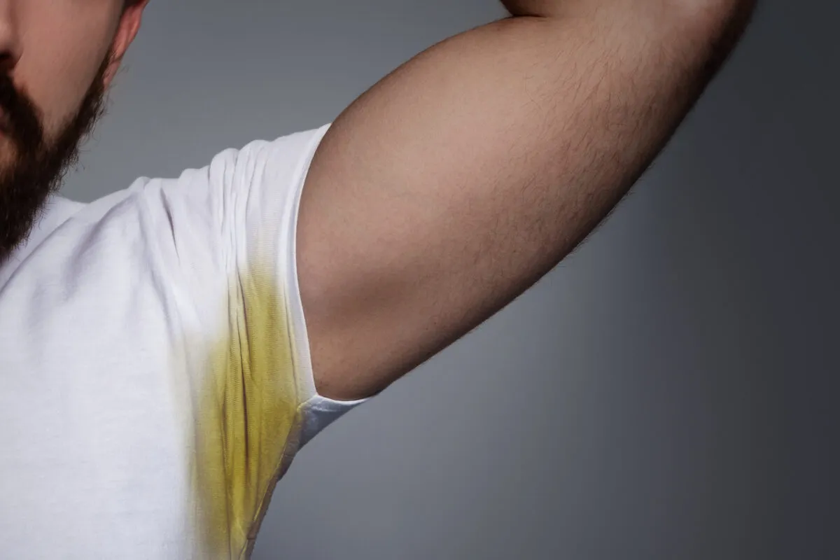 Ubrania z żółtymi plamami pod pachami przed i po usunięciu