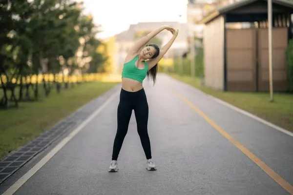 kobieta wykonująca lekki stretching po treningu