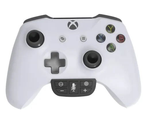 kontroler xbox z podłączonymi słuchawkami przewodowymi