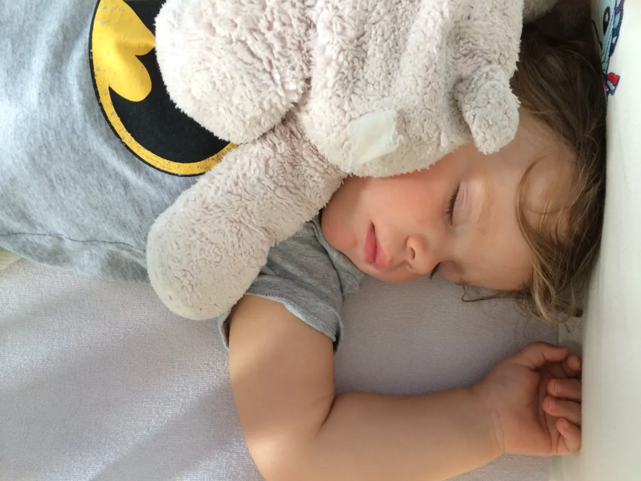 Rodzic delikatnie budzący dziecko z drzemki