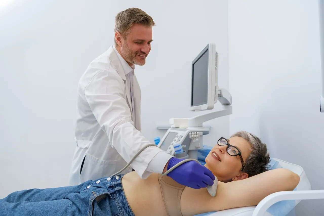 Lekarz bada węzły chłonne