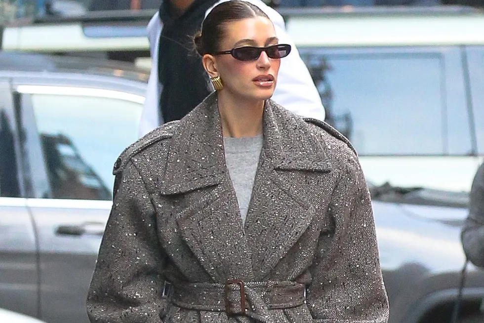 Hailey Bieber szary płaszcz casual stylizacje