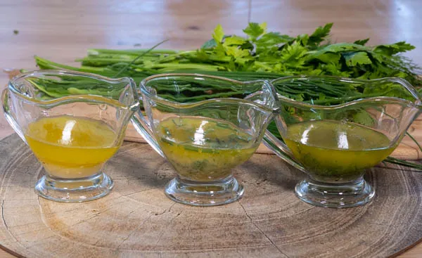 r&oacute;żne zioła do sosu winegret