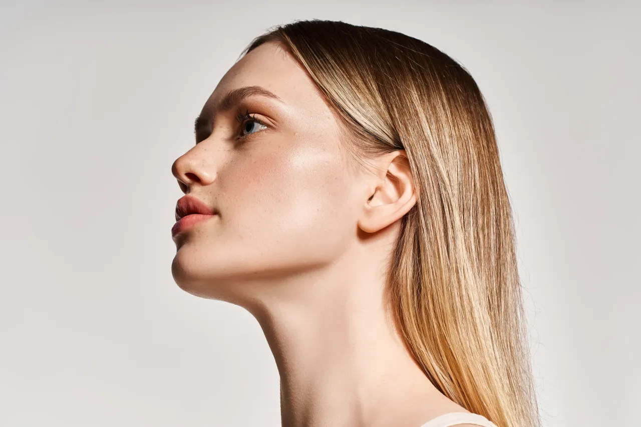 Kobieta testująca podkład na linii żuchwy