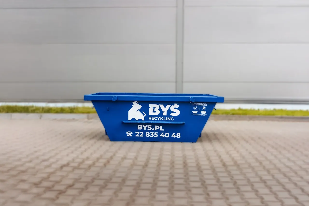 Niebieski kontener na śmieci firmy BYŚ. Dowiedz się, ile kosztuje kontener na śmieci Warszawa i zam&oacute;w wyw&oacute;z odpad&oacute;w.