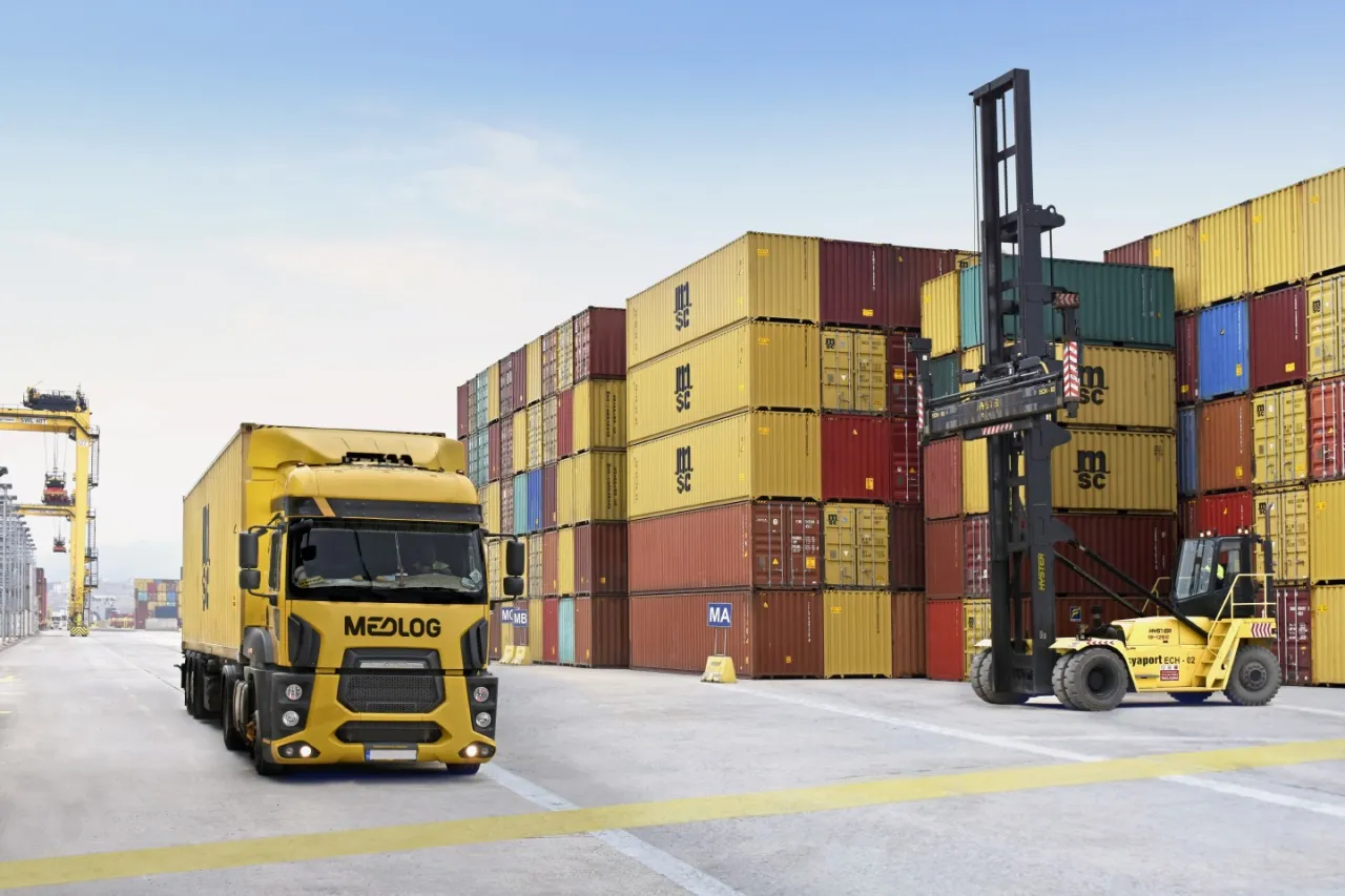 transport kontenerowy globalny logistyka