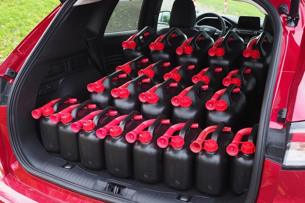 Kraftstoffkanister im Kofferraum sichern