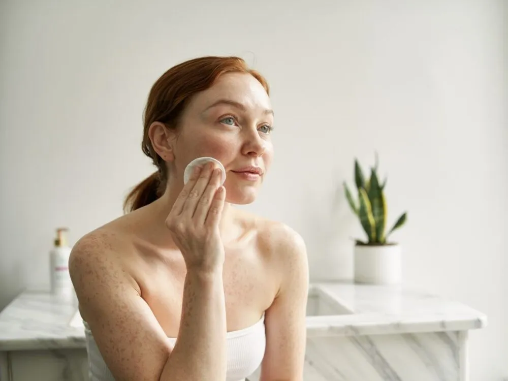 kobieta tonizująca twarz hydrolatem