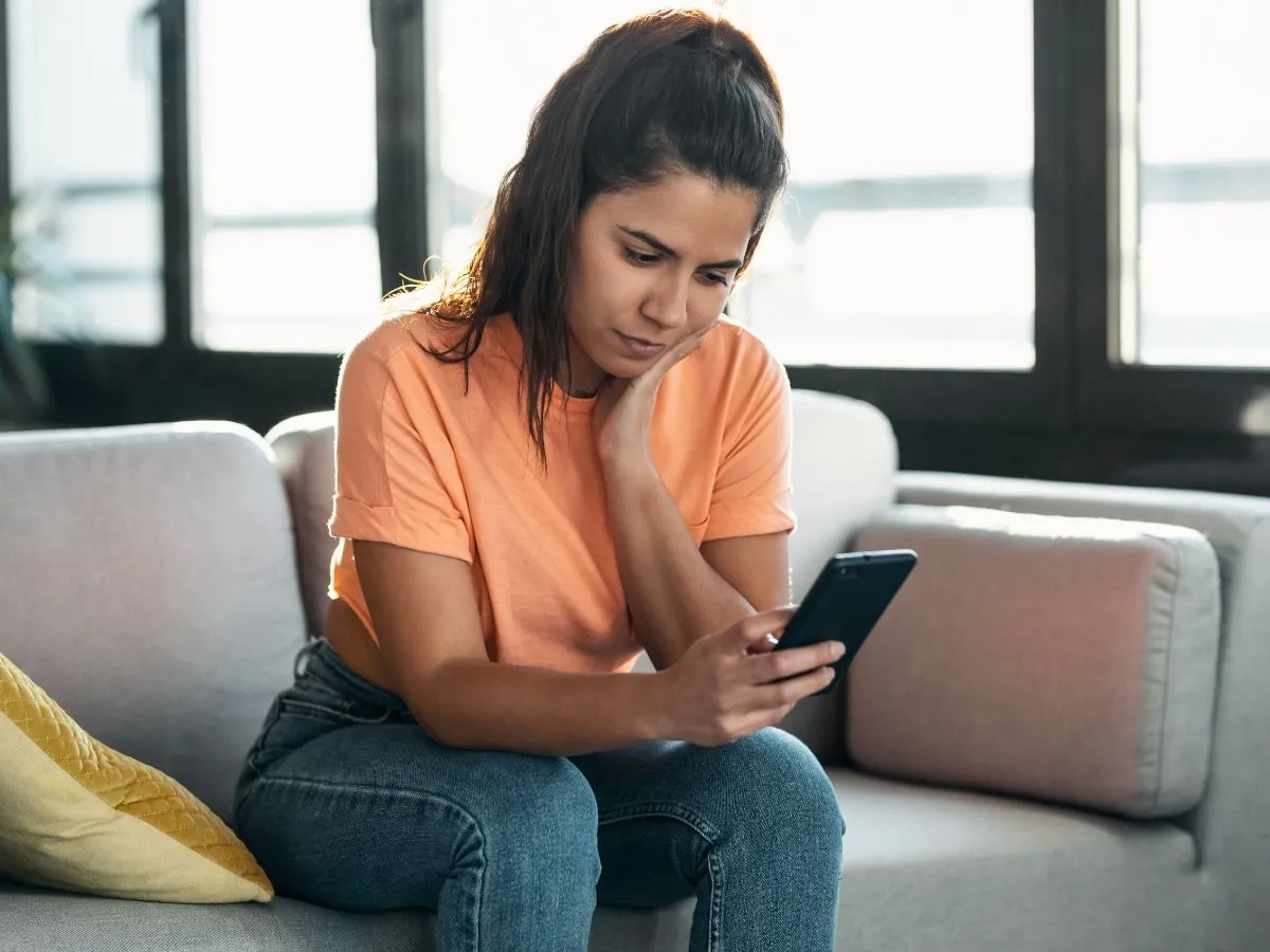 kobieta zmartwiona telefonem