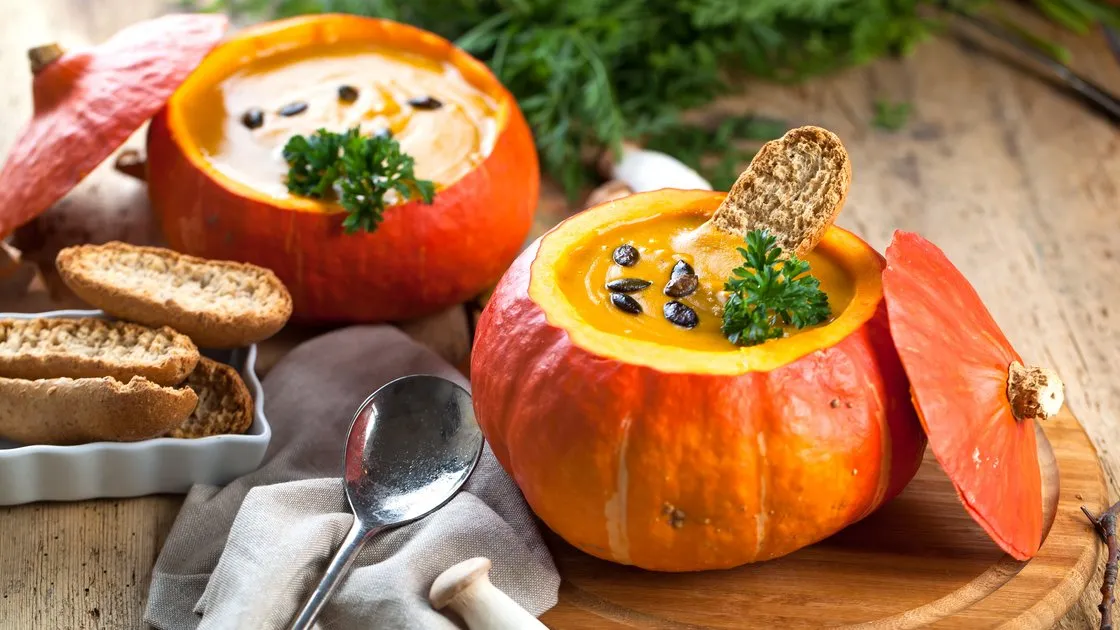 Hokkaido K&uuml;rbissuppe mit verschiedenen Toppings